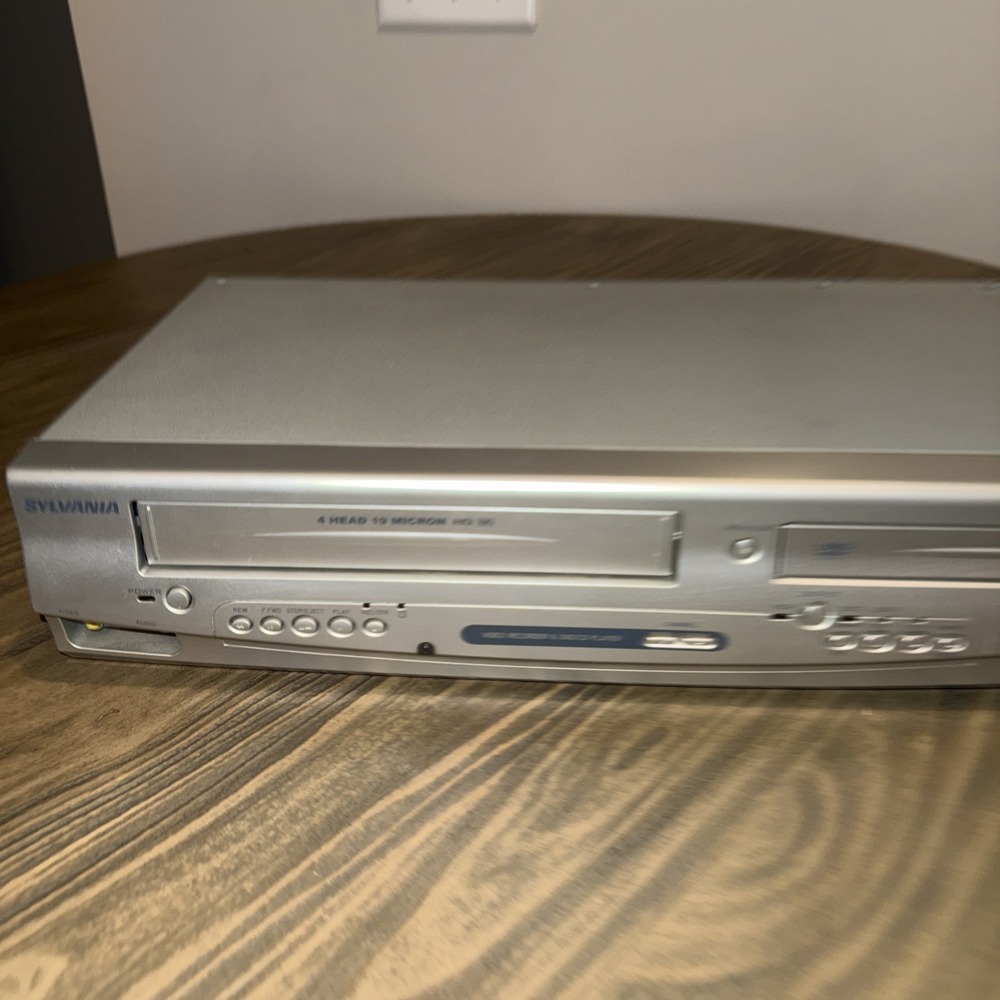 Sylvania SRDD495 VCR DVD Combo Player Tested Working Cleaned No Remote